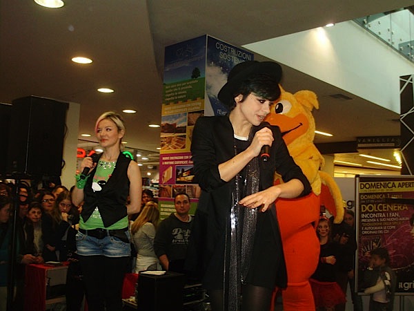 Folla al centro commerciale per Dolcenera