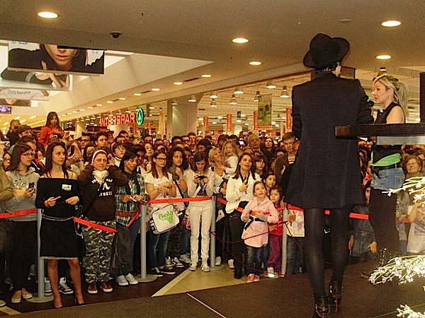 Folla al centro commerciale per Dolcenera