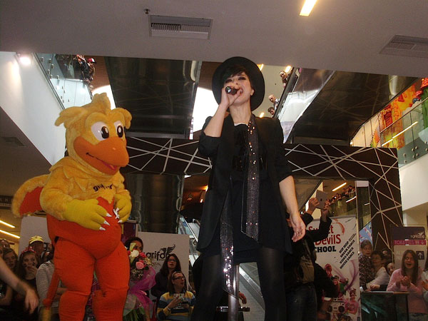 Folla al centro commerciale per Dolcenera
