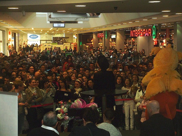 Folla al centro commerciale per Dolcenera