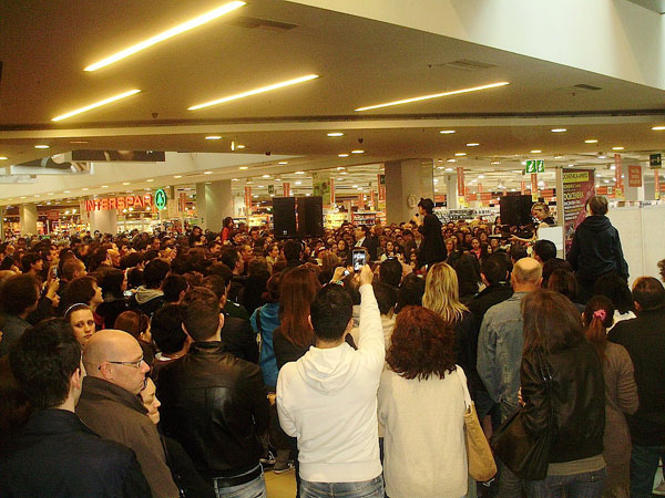 Folla al centro commerciale per Dolcenera