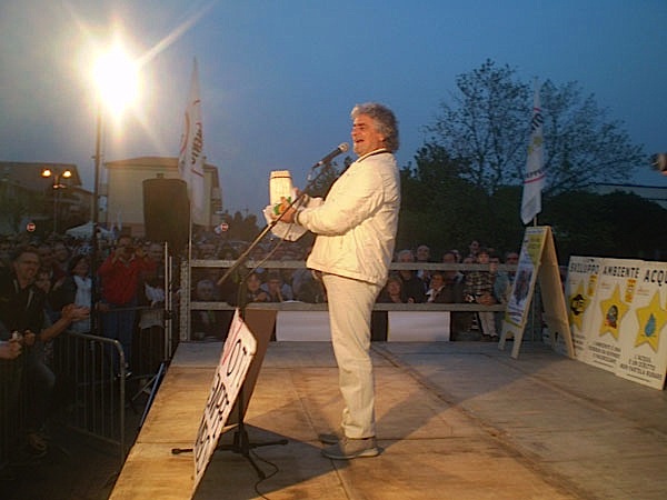 Beppe Grillo a Rosà: “Noi siamo la variabile impazzita”