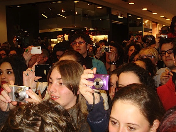 Folla al centro commerciale per Dolcenera