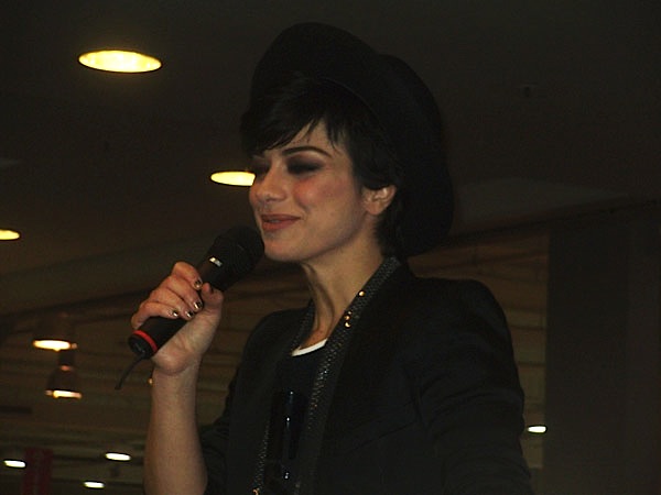 Folla al centro commerciale per Dolcenera