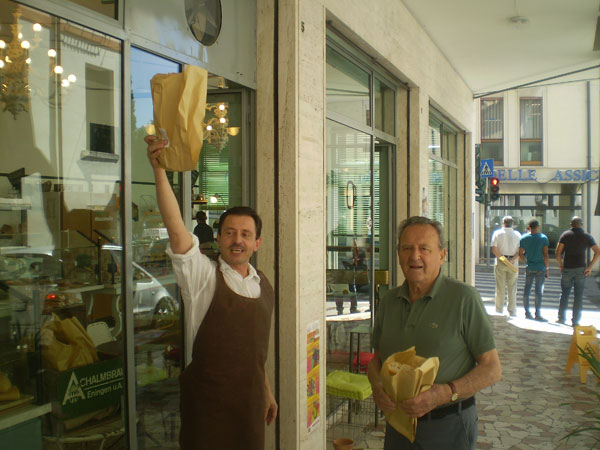 Il commerciante multato torna “fuori dall'uscio”