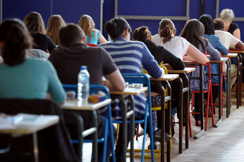 Maturità, prova di italiano: tra Montale, gli ebrei, la crisi e Steve Jobs