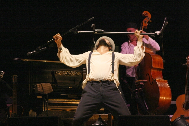 Vinicio Capossela “serve” la sua ginnastica rebetika al pubblico di Marostica