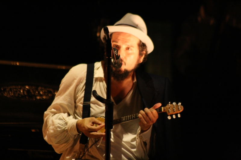 Vinicio Capossela “serve” la sua ginnastica rebetika al pubblico di Marostica