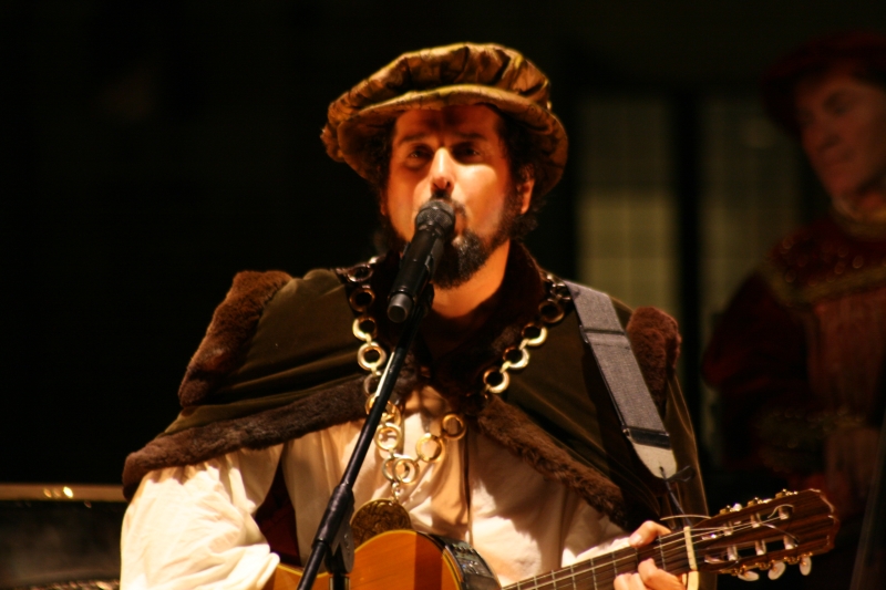 Vinicio Capossela “serve” la sua ginnastica rebetika al pubblico di Marostica