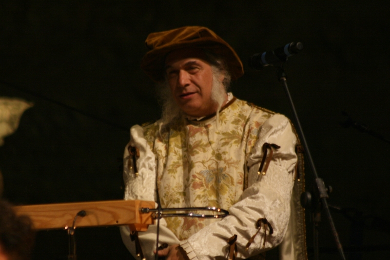 Vinicio Capossela “serve” la sua ginnastica rebetika al pubblico di Marostica