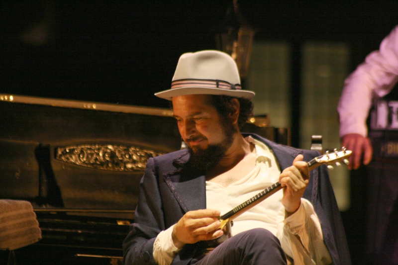 Vinicio Capossela “serve” la sua ginnastica rebetika al pubblico di Marostica