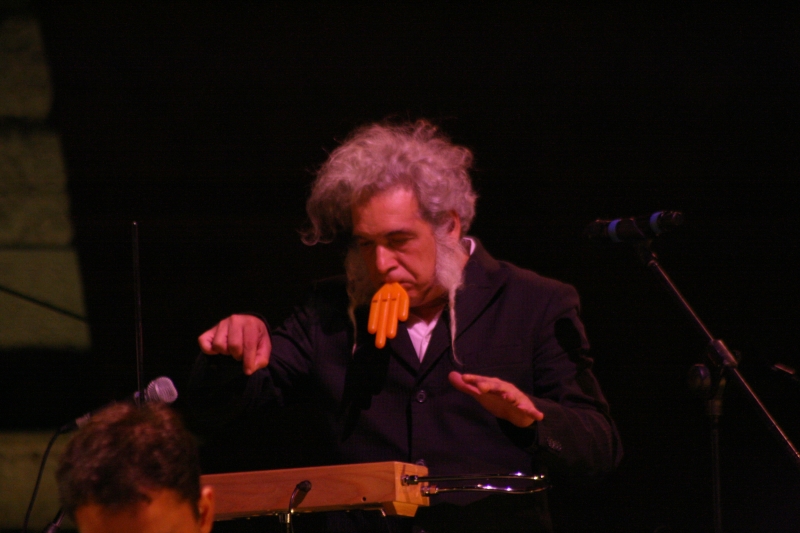 Vinicio Capossela “serve” la sua ginnastica rebetika al pubblico di Marostica