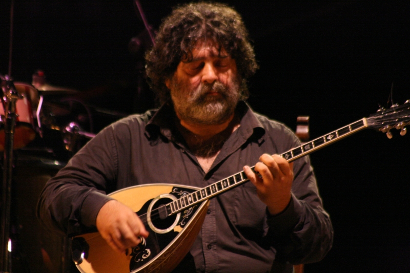 Vinicio Capossela “serve” la sua ginnastica rebetika al pubblico di Marostica