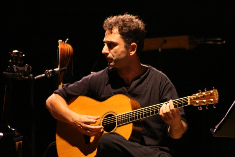 Vinicio Capossela “serve” la sua ginnastica rebetika al pubblico di Marostica