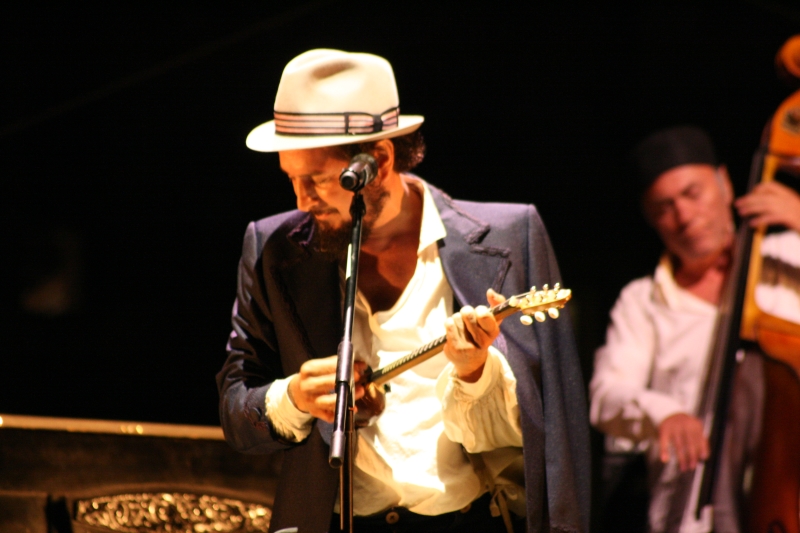 Vinicio Capossela “serve” la sua ginnastica rebetika al pubblico di Marostica