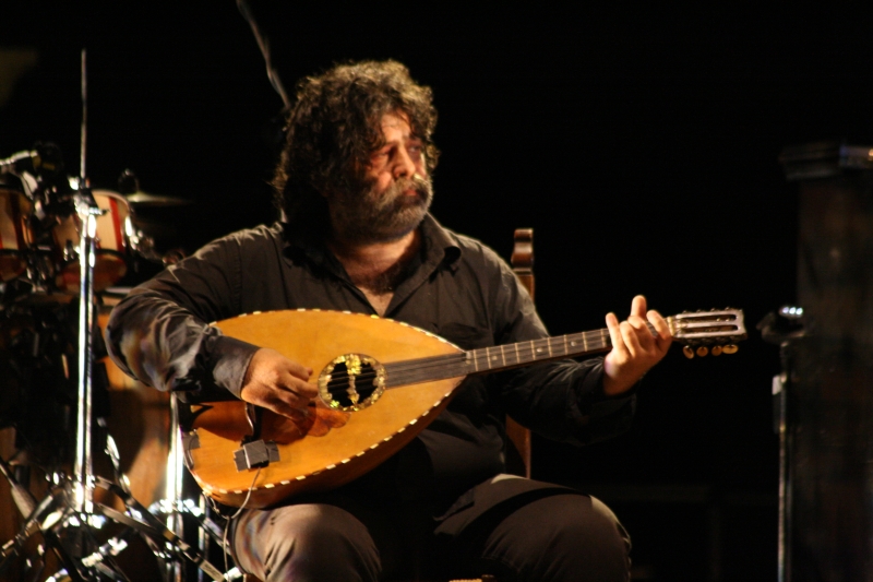 Vinicio Capossela “serve” la sua ginnastica rebetika al pubblico di Marostica
