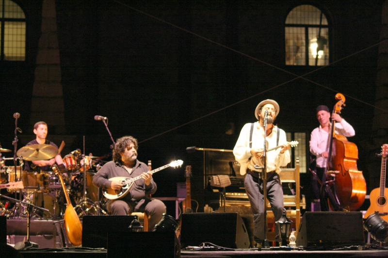 Vinicio Capossela “serve” la sua ginnastica rebetika al pubblico di Marostica