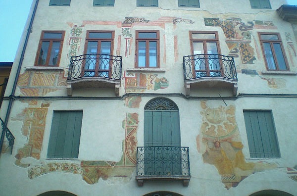 Gli affreschi di Piazza Libertà