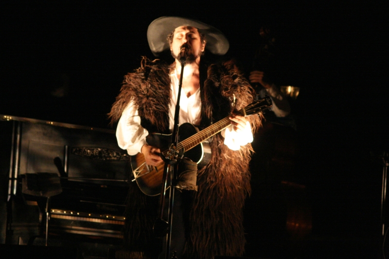 Vinicio Capossela “serve” la sua ginnastica rebetika al pubblico di Marostica