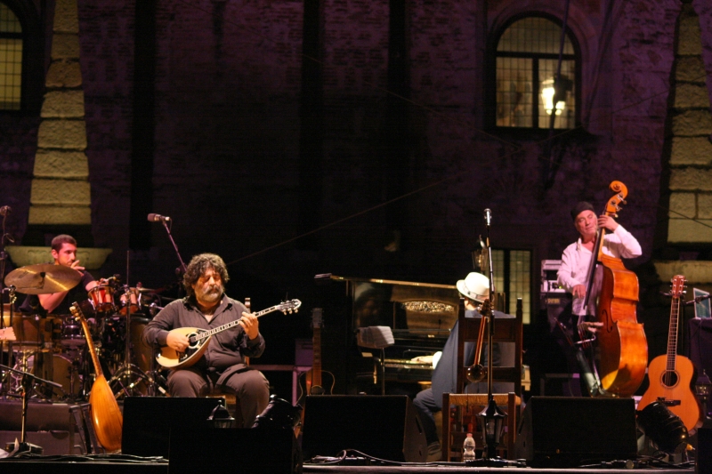 Vinicio Capossela “serve” la sua ginnastica rebetika al pubblico di Marostica