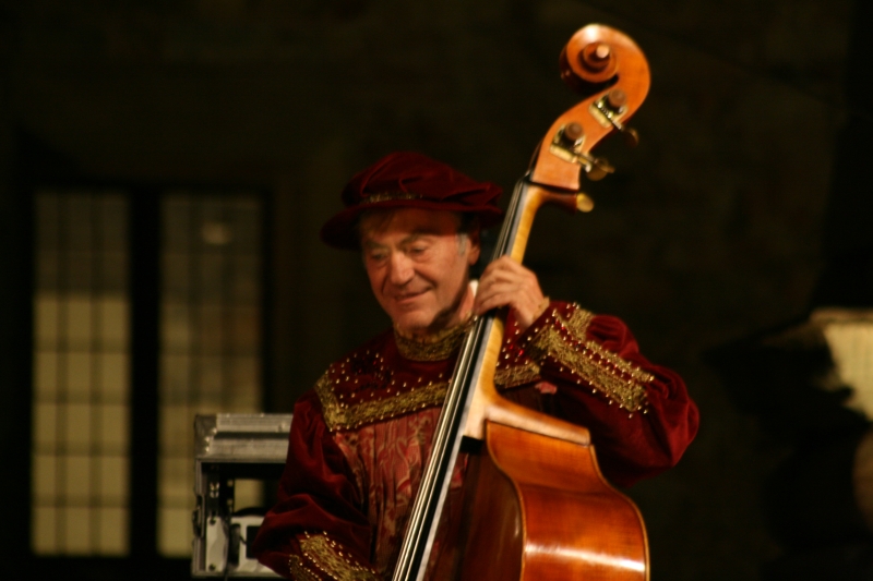 Vinicio Capossela “serve” la sua ginnastica rebetika al pubblico di Marostica