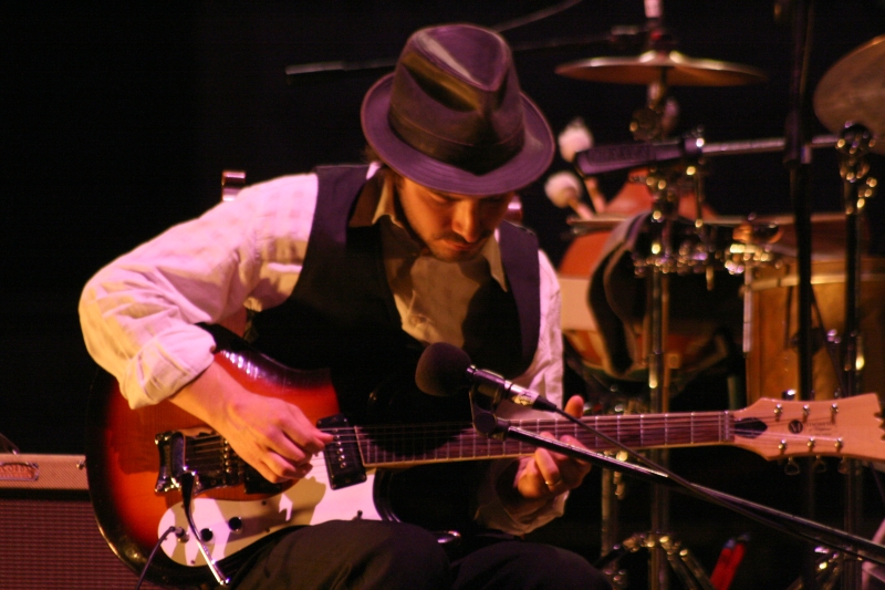 Vinicio Capossela “serve” la sua ginnastica rebetika al pubblico di Marostica