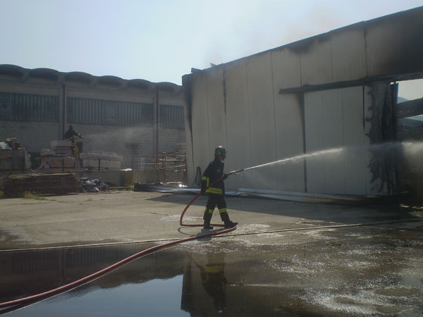 Distrutta da un incendio falegnameria di San Lazzaro