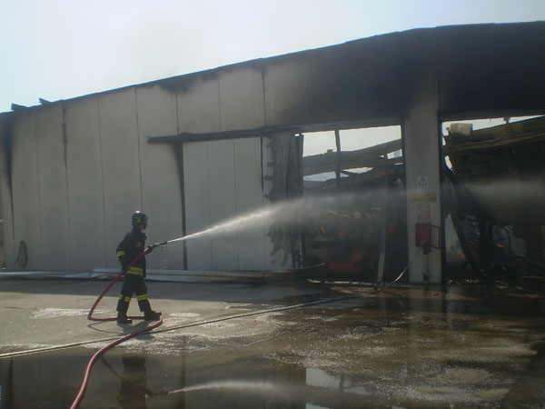 Distrutta da un incendio falegnameria di San Lazzaro