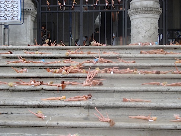 Ottocento bambole nude in piazza Libertà