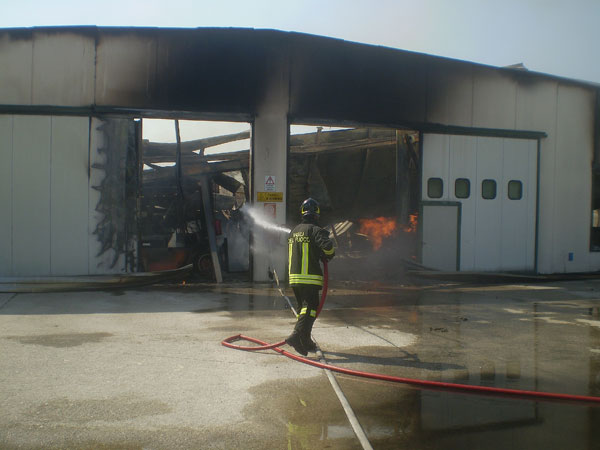 Distrutta da un incendio falegnameria di San Lazzaro
