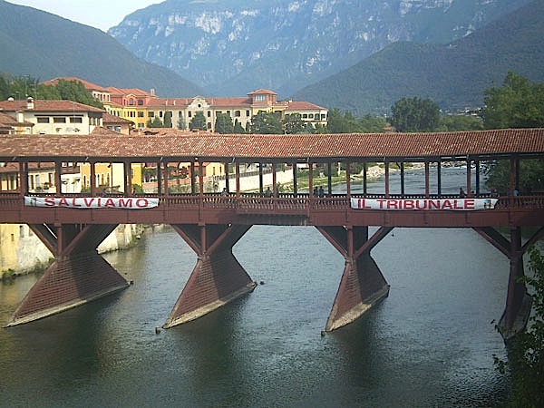 Un ponte di proteste