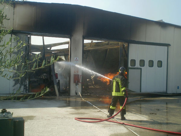 Distrutta da un incendio falegnameria di San Lazzaro