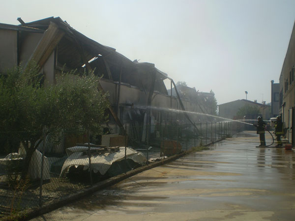 Distrutta da un incendio falegnameria di San Lazzaro