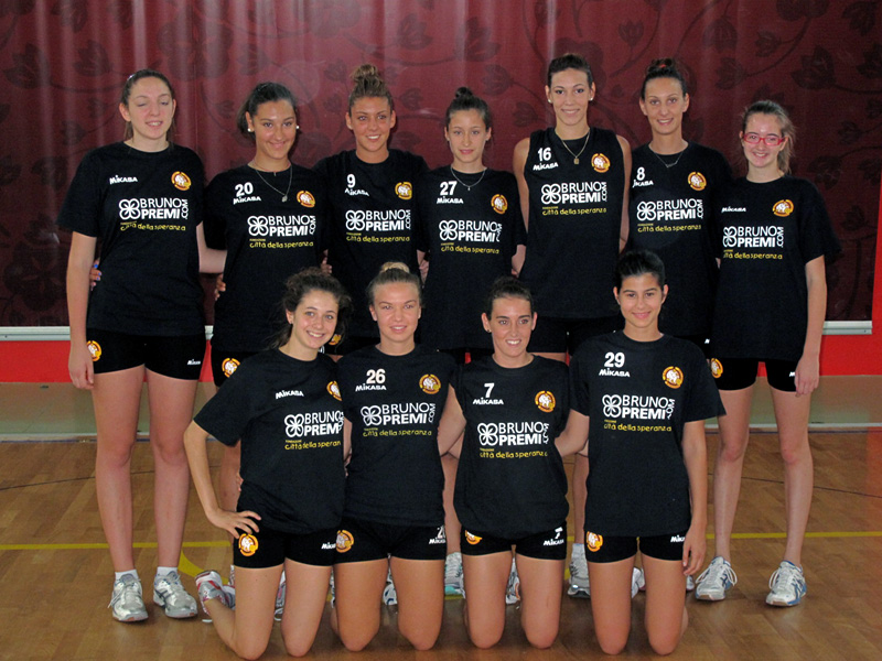 Nella foto in alto a sinistra le undici nuove atlete del Bruel Volley Bassano 2012-2013. In piedi da sinistra: Torrini, Calamai, Scapati, Sgarbossa, Grazietti, Gabrieli, Paismarden; in ginocchio da sinistra: Lazzarotto, Arboit, Ensabella, Tartaglia