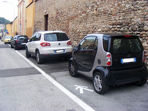 Prego, parcheggi pure