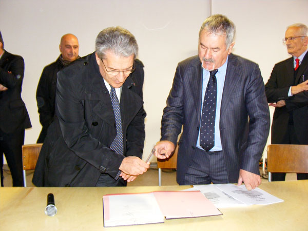 La firma del protocollo d'intesa