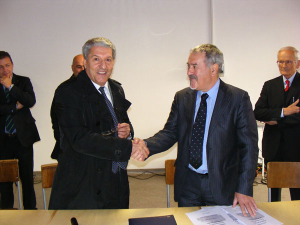 La firma del protocollo d'intesa