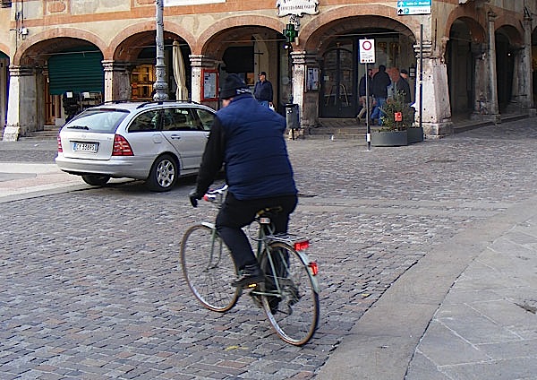 Bassano monta in bici
