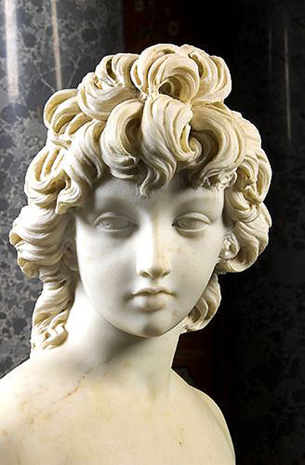 La statua in marmo originale. Dettaglio del volto