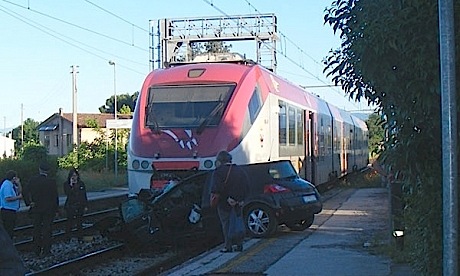 Sfonda il passaggio a livello, il treno lo investe