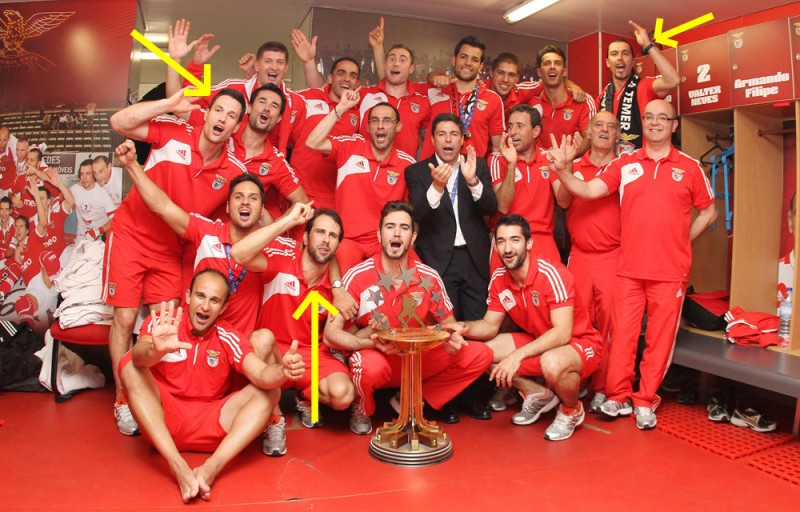 Con le tre frecce gialle i tre ex bassanesi: da sinistra a destra Esteban Abalos, Claudio Cacau e Luis Viana (foto SLBenfica.pt)