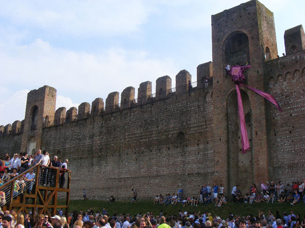 Cittadella inaugura le Mura con il nastro da Guinness dei Primati