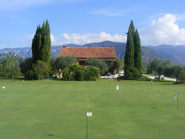 Putting green con l'immobile della futura Club House