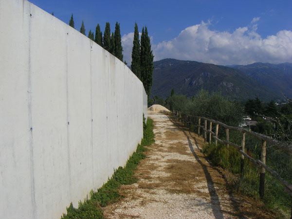 Stradina di proprietà, costeggiata dal muro del cimitero