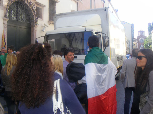 “Quella delle istituzioni è un'assenza che urla”