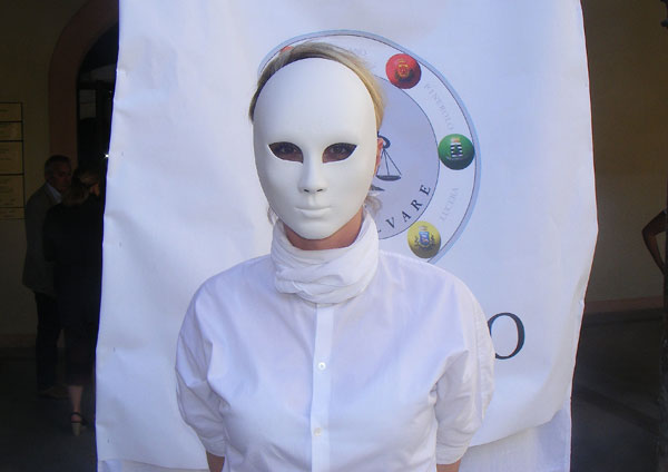 Giù la maschera