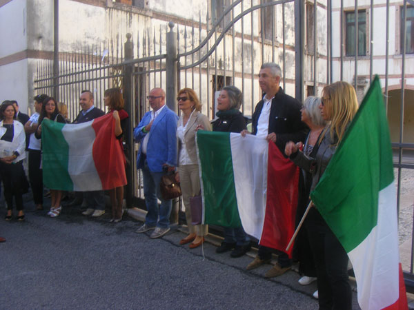 “Quella delle istituzioni è un'assenza che urla”