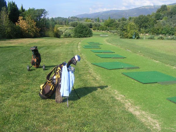 Campo pratica con tappeti in erba sintetica