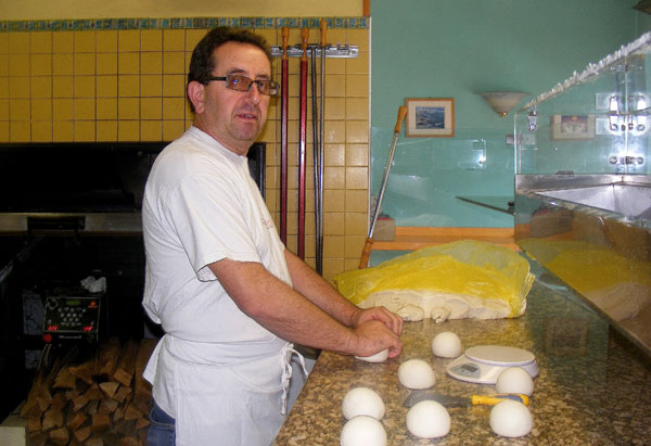 Pizze d'asporto e pesci in faccia