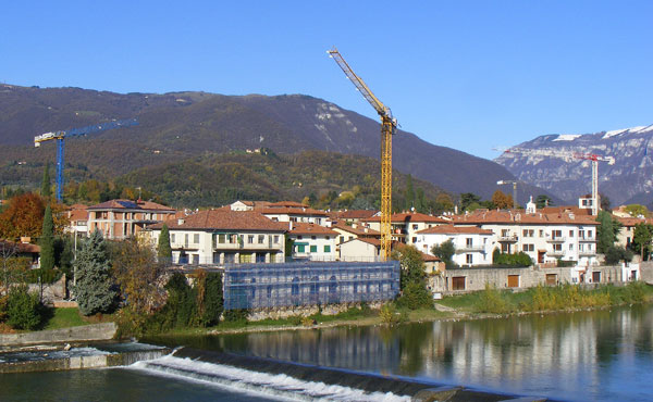 Le quattro gru che sovrastano la Destra Brenta, viste dal Ponte Nuovo (foto Alessandro Tich)